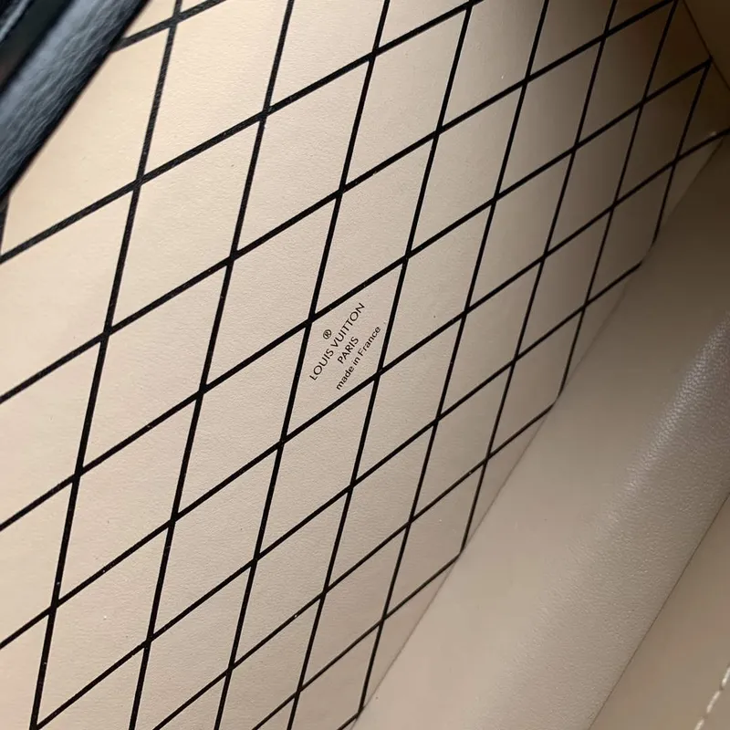 LV M22895 Louis Vuitton Petite Malle Handbag White/Black