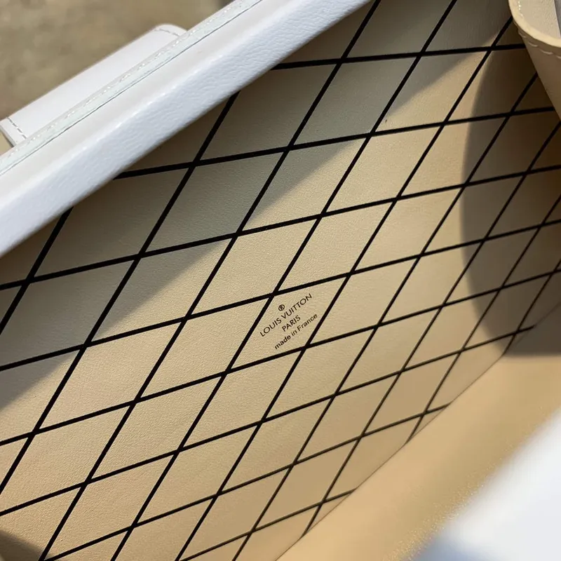 LV M20847 Louis Vuitton Petite Malle Handbag White