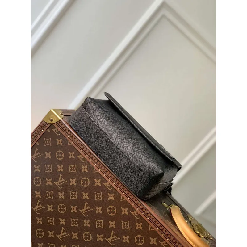 LV M22482 Louis Vuitton Fastline Messenger Black