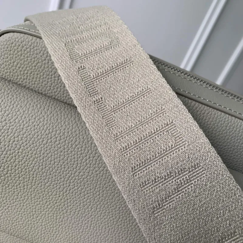 LV M22611 Louis Vuitton Fastline Messenger Gray