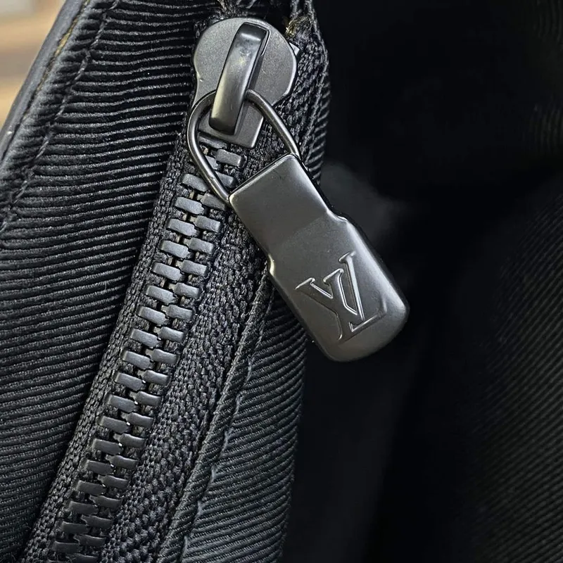 LV M81783 Louis Vuitton Steamer Wearable Wallet Black