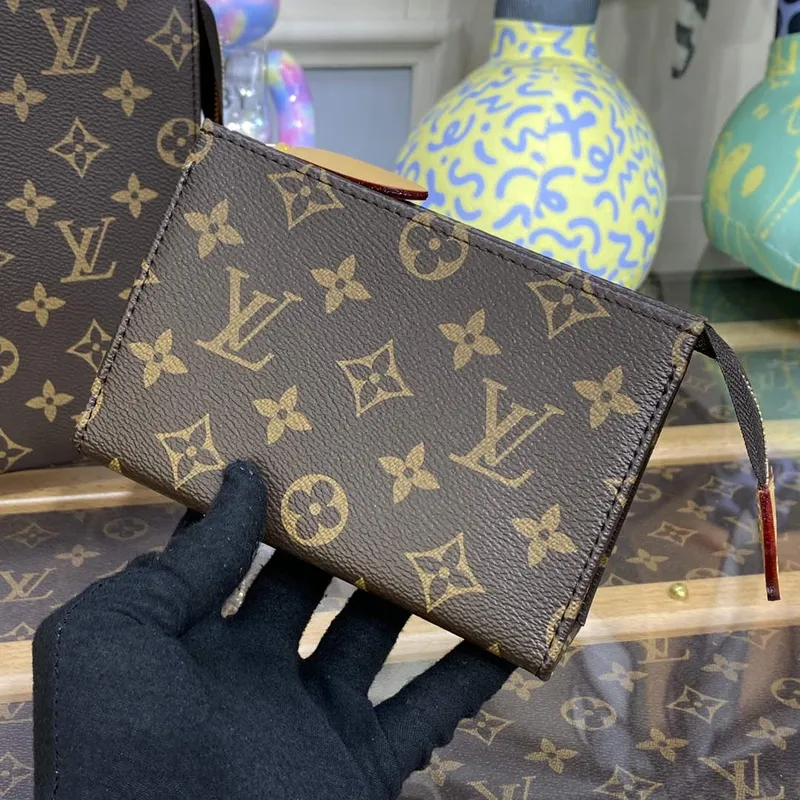 LV M81412 Louis Vuitton Toiletry Pouch On Chain