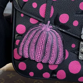 LV M46420 Louis Vuitton LV x YK Pochette Métis Black/Fuchsia