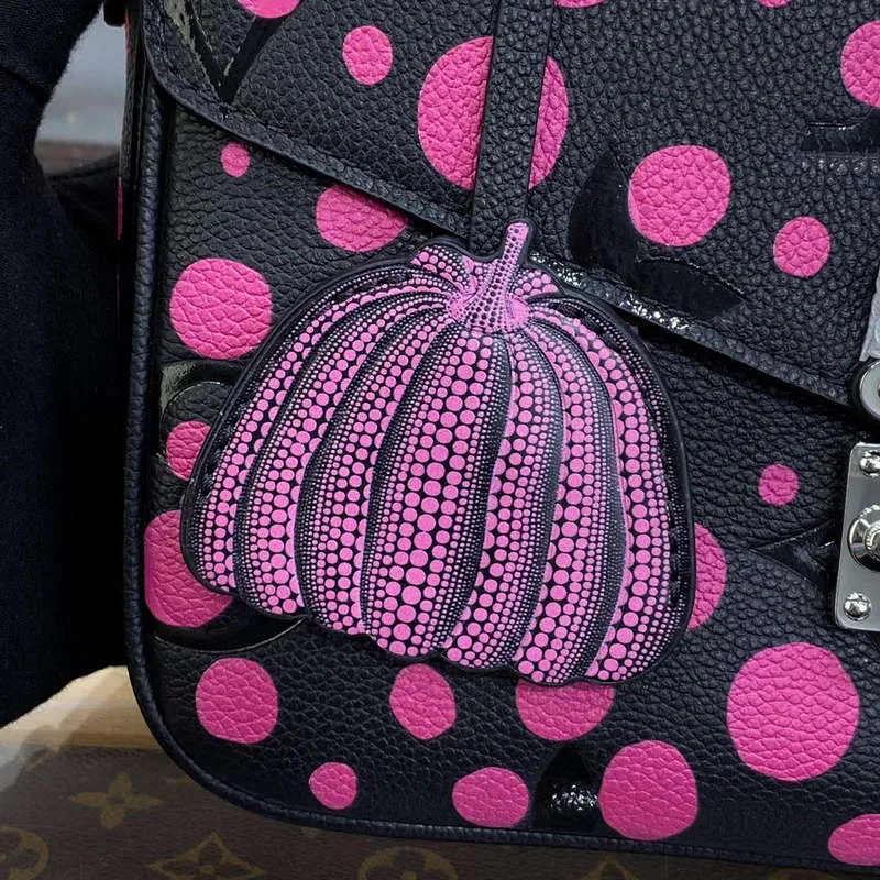 LV M46420 Louis Vuitton LV x YK Pochette Métis Black/Fuchsia