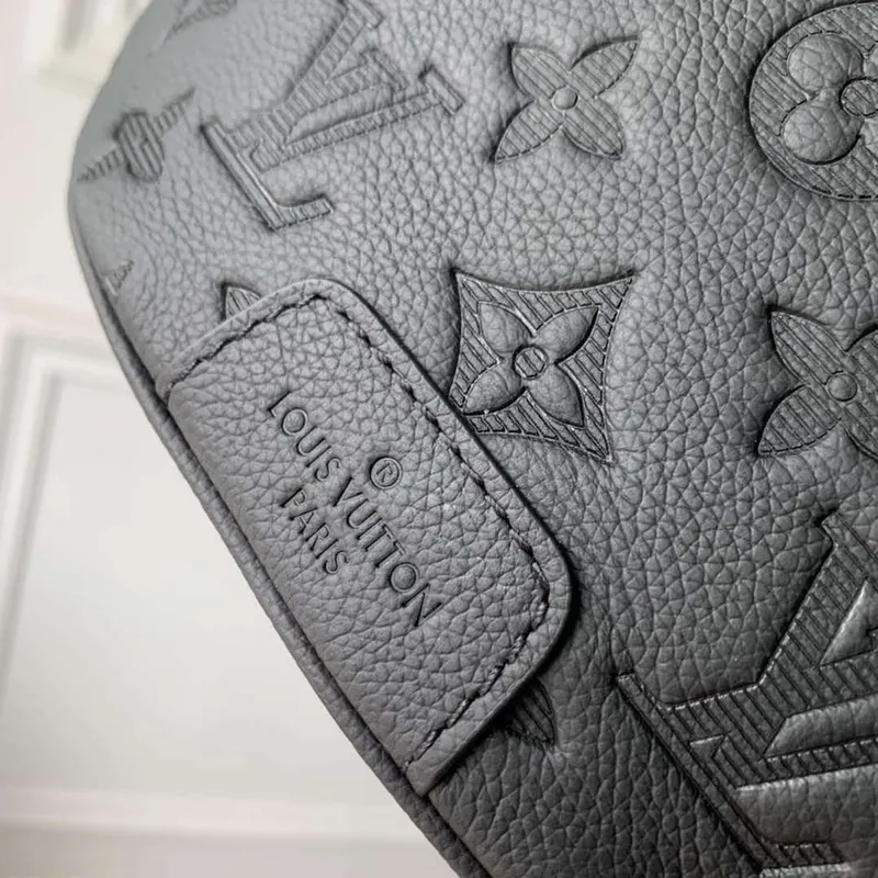 LV M46036 Louis Vuitton Discovery PM Bumbag Black