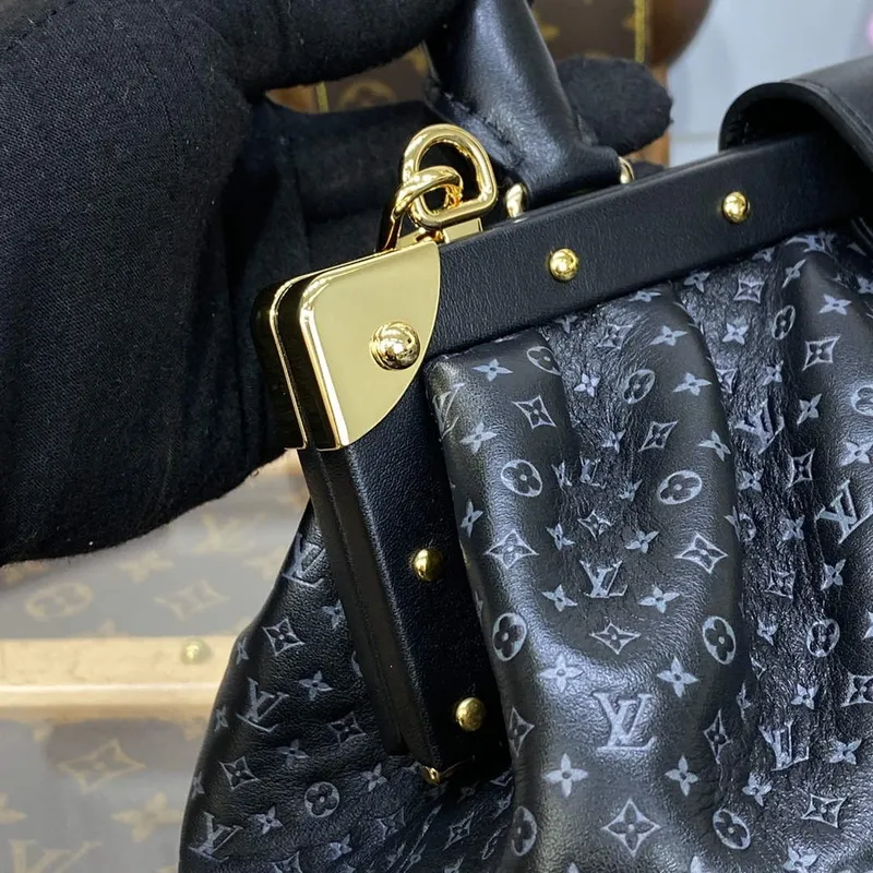 LV M22326 Louis Vuitton Monogram Clutch Black