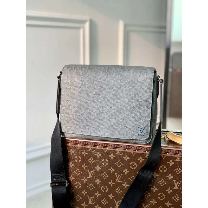 Louis Vuitton M30851 District PM Taiga infini Gray