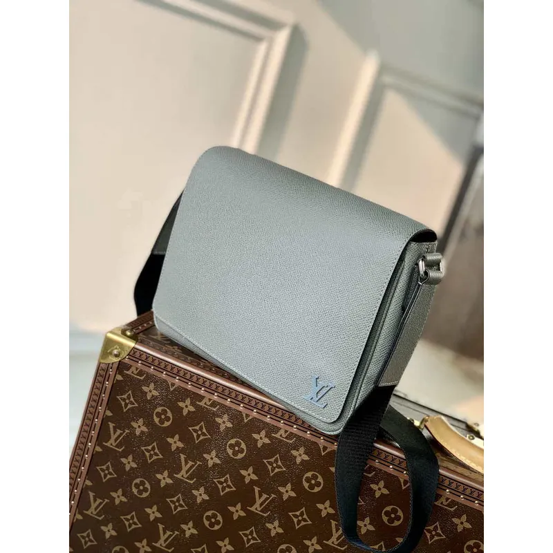 Louis Vuitton M30851 District PM Taiga infini Gray