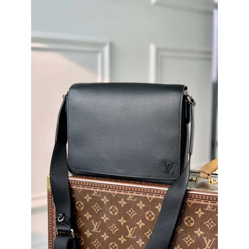 Louis Vuitton M30850 District PM Taiga infini Black