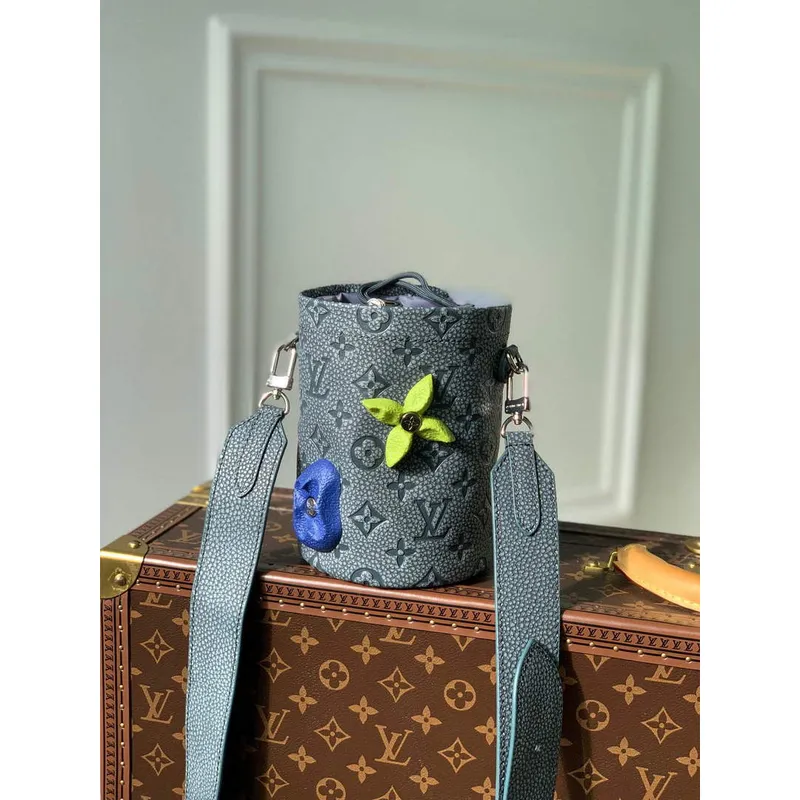 LV M81572 Louis Vuitton Chalk Pouch Bag Gray