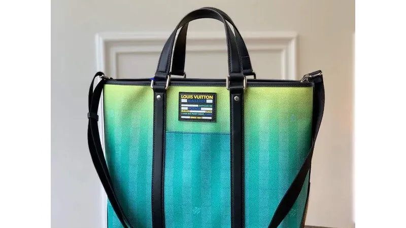 Give Joy This Christmas: LV M59919 Wkd Tote PM in Gradient Green