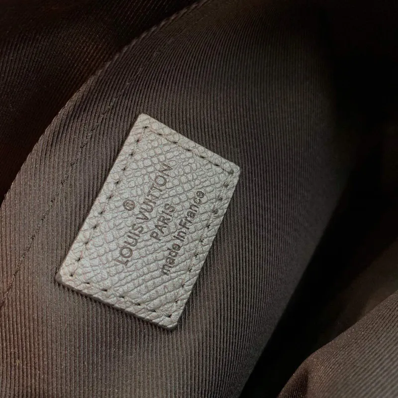 LV M30830 Louis Vuitton Outdoor Messenger Silver