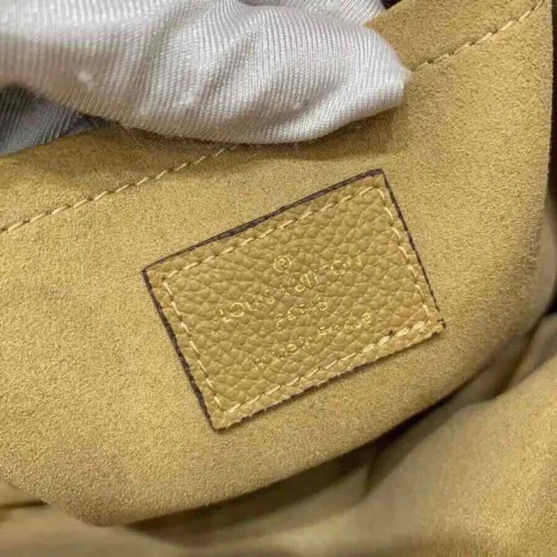 LV M64591 Louis Vuitton Daily Pouch Monogram Canvas Bag M62942 Brown