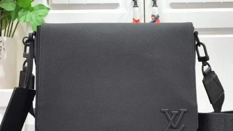 LV M57080 Louis Vuitton Messenger Bag — Black Grained Calf Leather