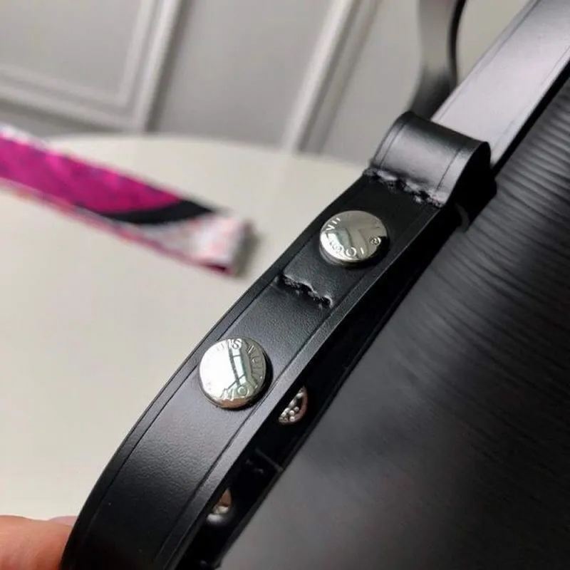 LV M54366 Louis Vuitton NéONOé MM Epi Bag Black