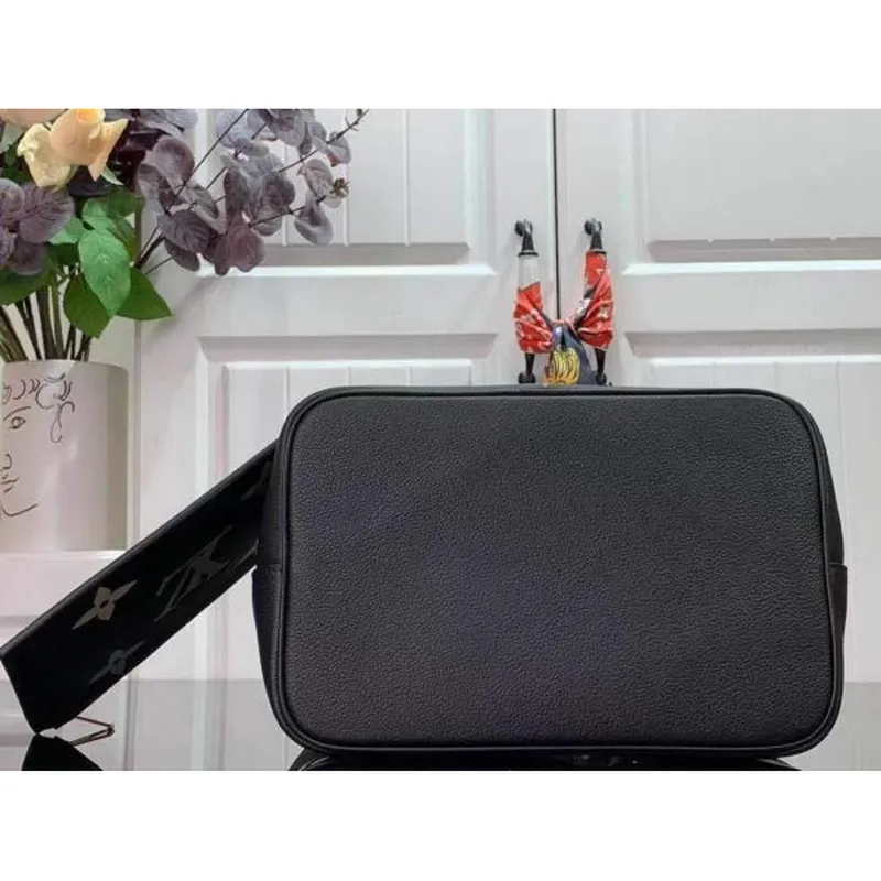 LV M44022 Louis Vuitton M45497 NéONOé Shoulder Bag Black