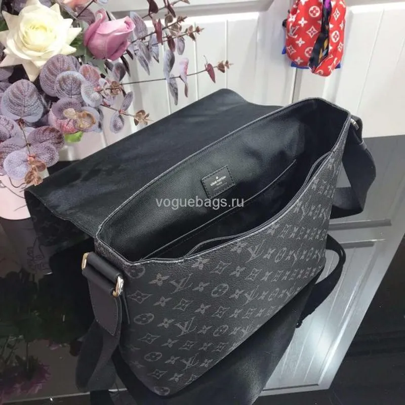 LV M44001 Louis Vuitton District MM Monogram Eclipse Canvas M44000 Bag