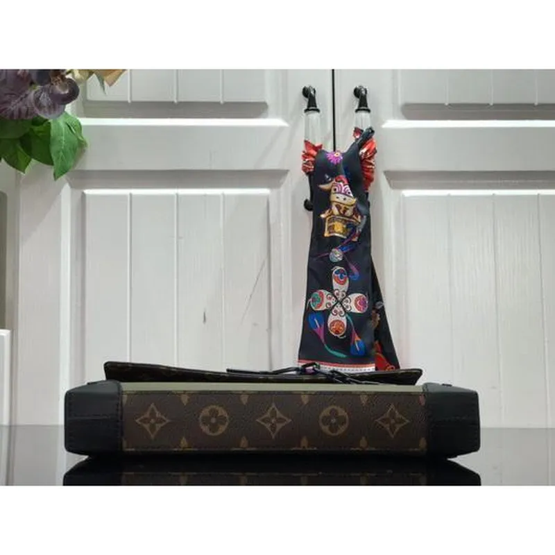 LV M30583 Louis Vuitton Pochette Voyage Steamer Bag Green