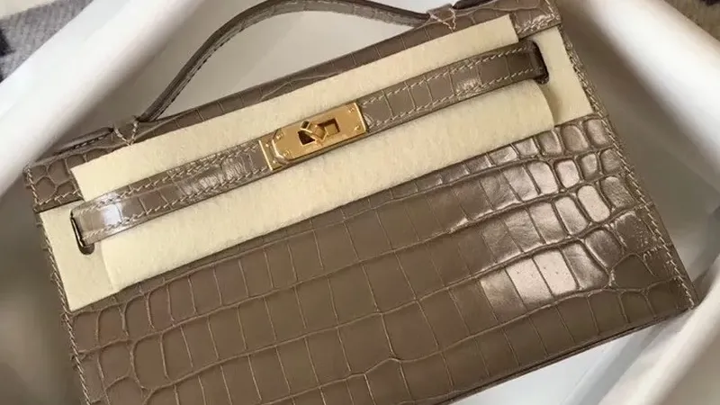 Kelly Pochette in Taupe Embossed Crocodile Leather — Compact Luxury, Masterful Craftsmanship