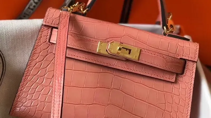 Wrap Up the Holidays with the [Christmas Special] Kelly Mini II in Pink Crocodile-Embossed Leather