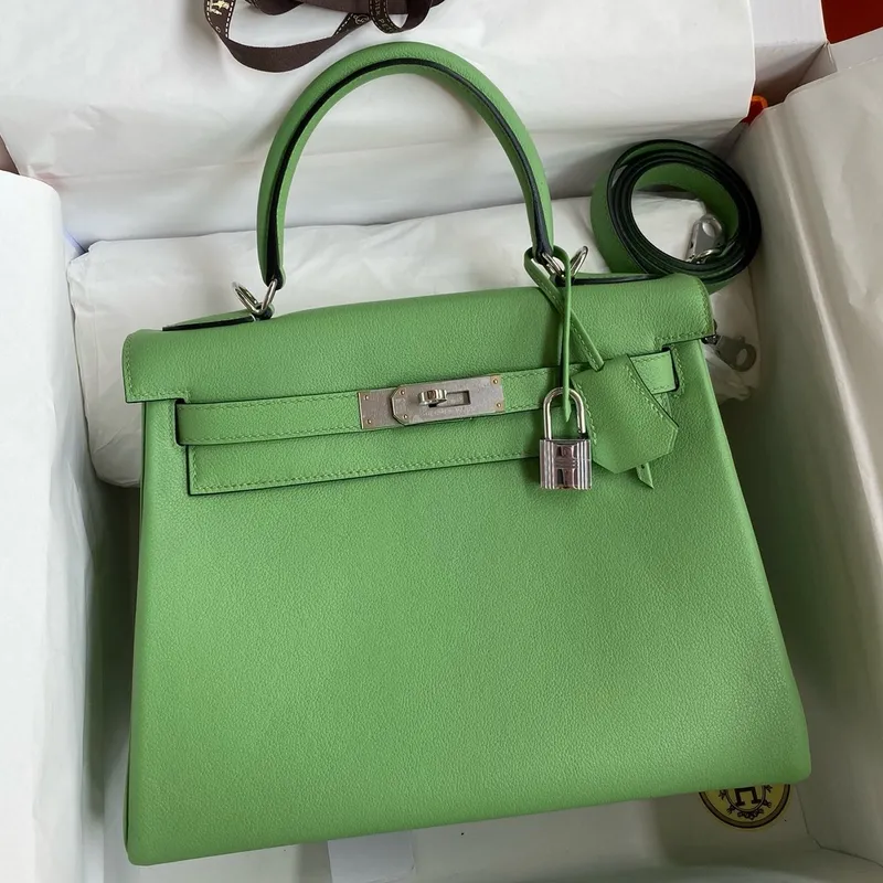 Kelly Retourne 28 Handmade Bag in Vert Criquet Evercolor Calfskin