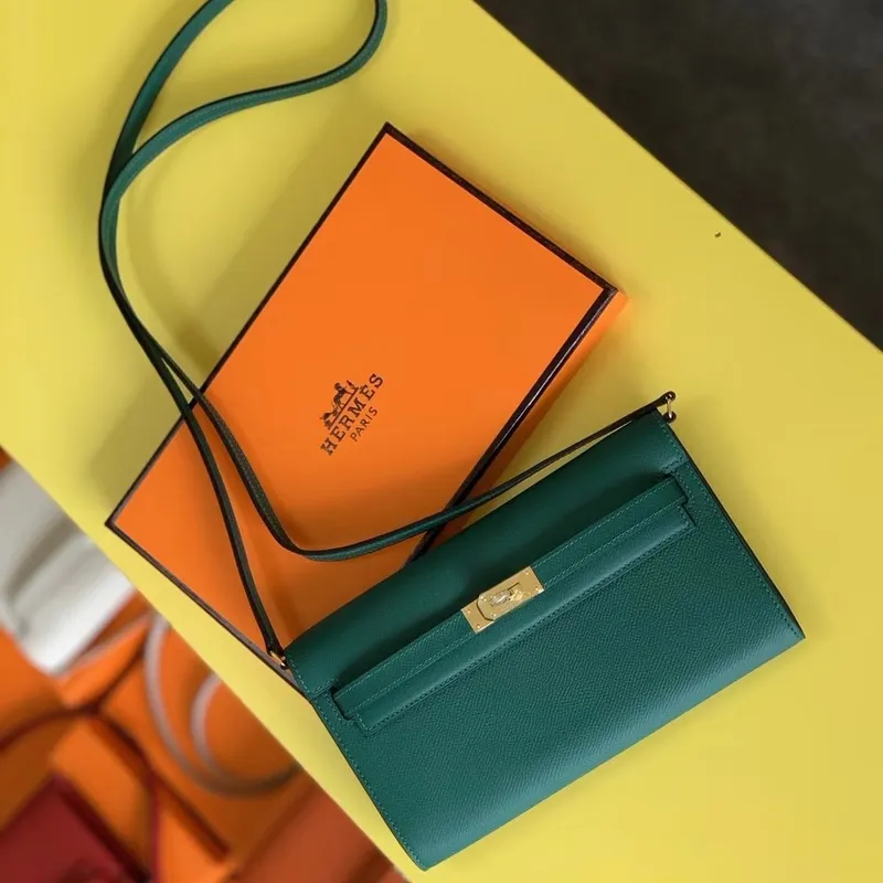 Kelly Classique To Go Wallet In Malachite Epsom Calfskin